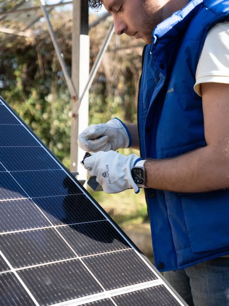 Installateur préparant le raccordement d’un panneau photovoltaïque.