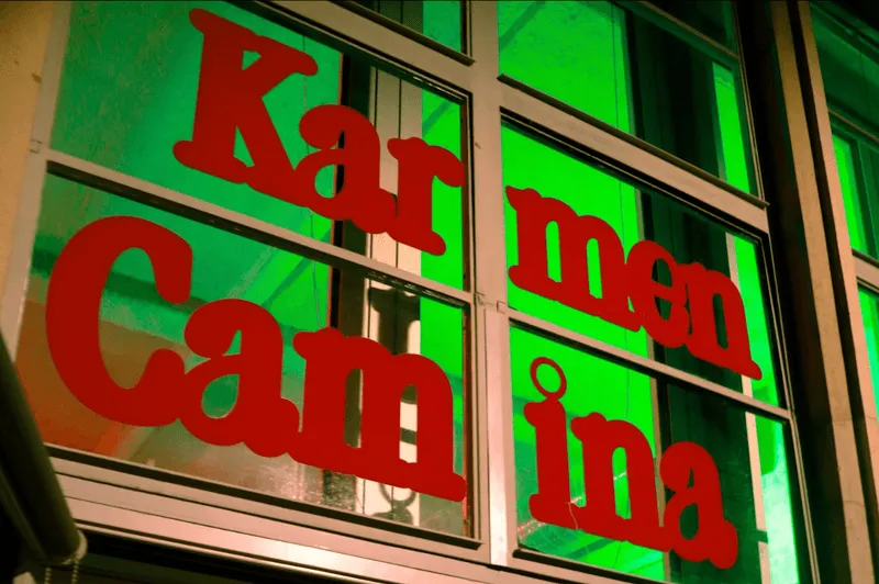 L'entrée du bâtiment de Karmen Camina