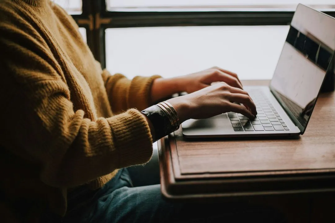 Especialista escribiendo código en un laptop