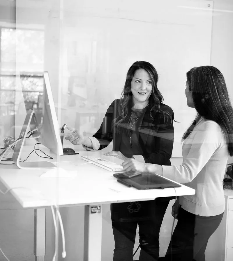 Equipo de trabajo reunido en una oficina