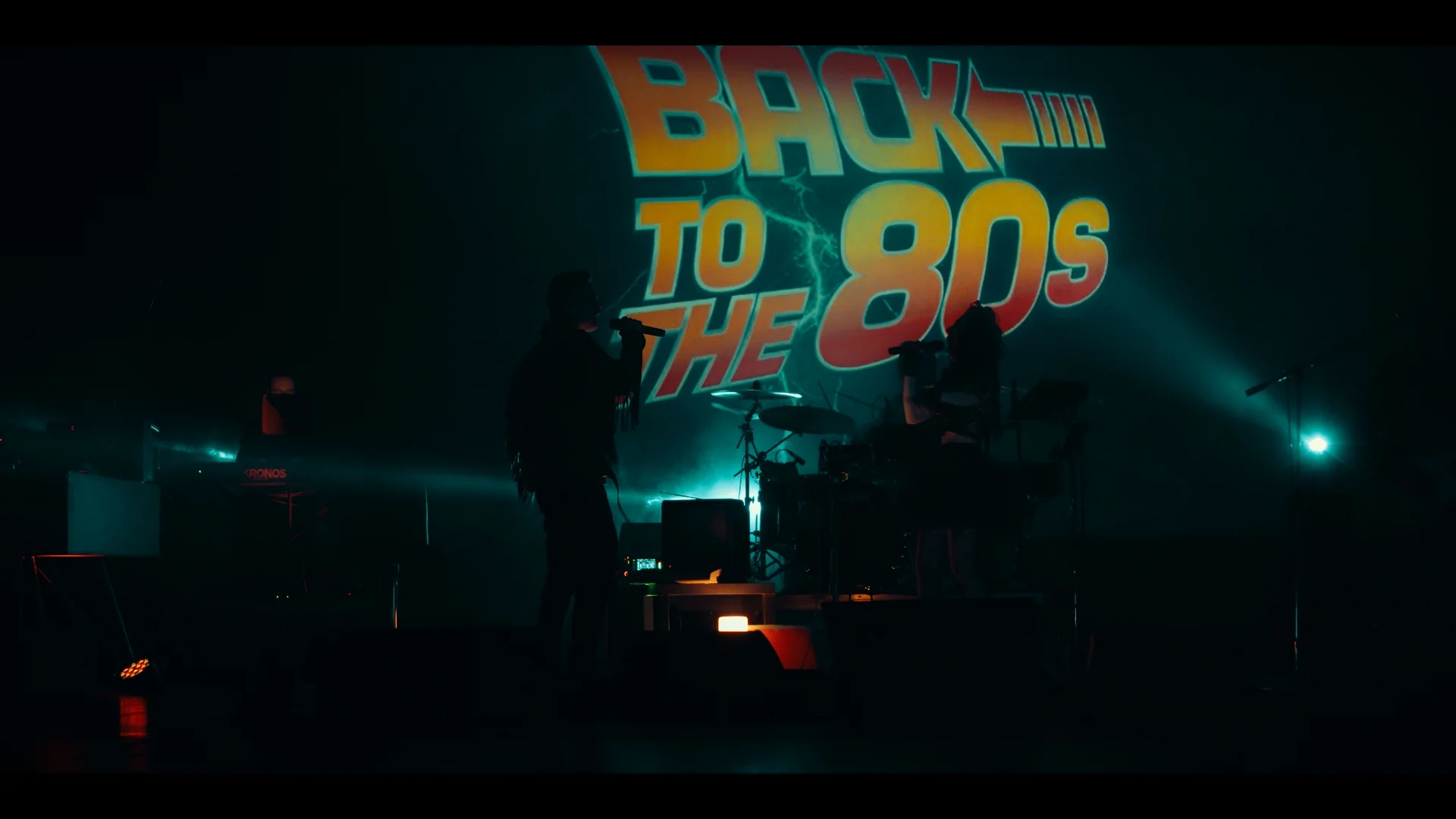 Logo Back to the 80s proiettato sulla scenografia