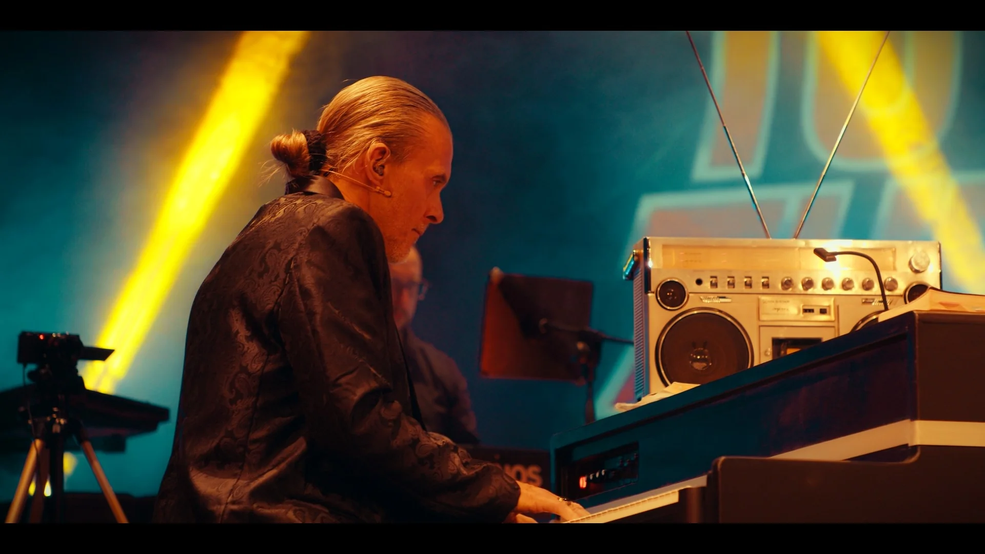 Pianista, radio vintage e luci del palco Back to the 80s