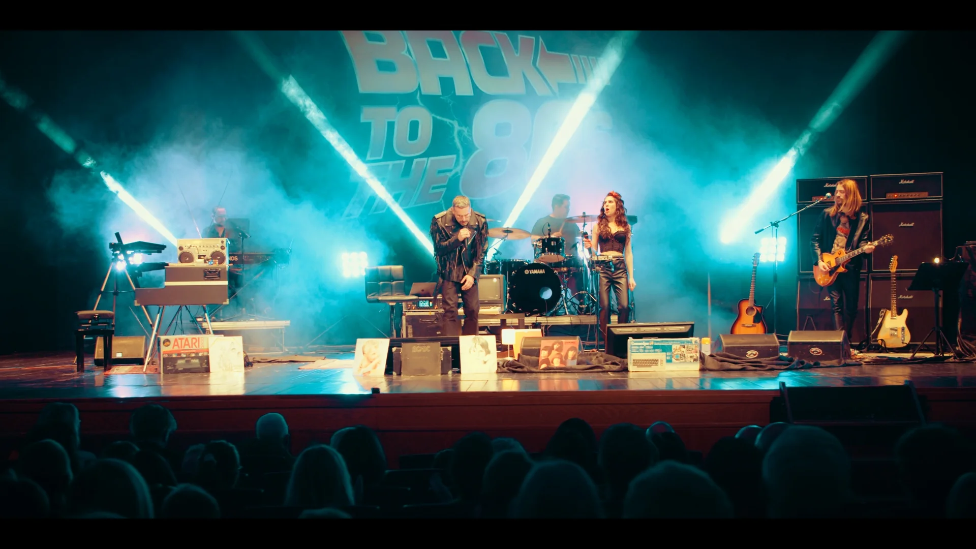 Band sul palco con illuminazione azzurra Back to the 80s