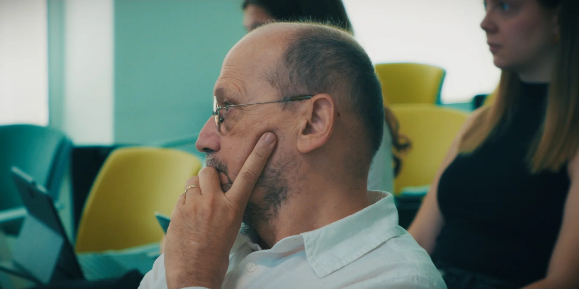 Partecipante in ascolto durante l'incontro formativo