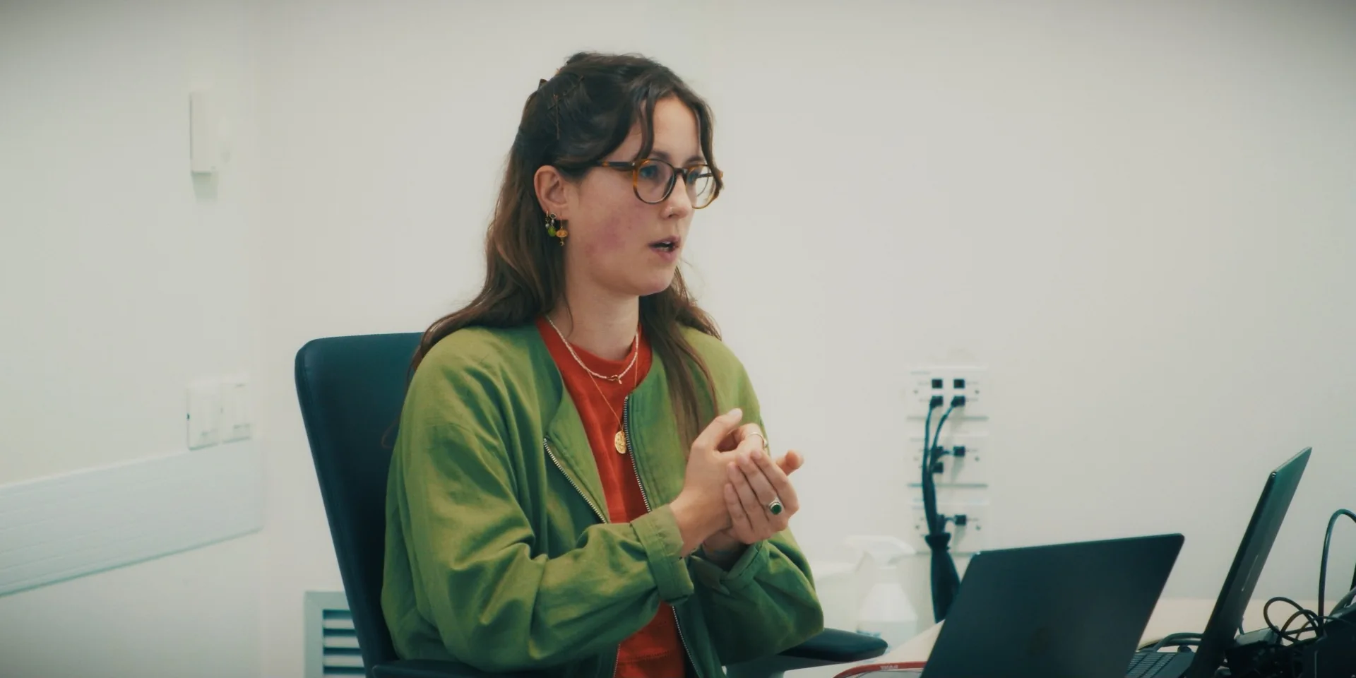 Relatrice interviene davanti ai partecipanti
