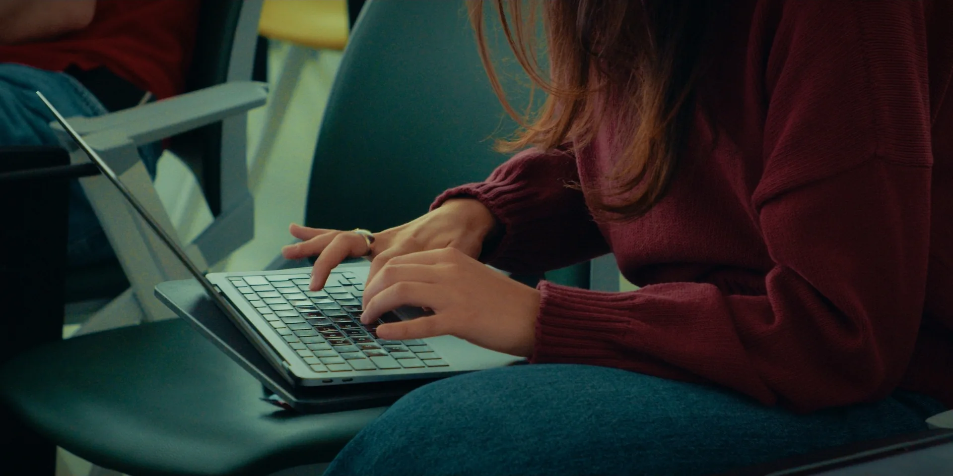 Persona al computer durante la lectio magistralis