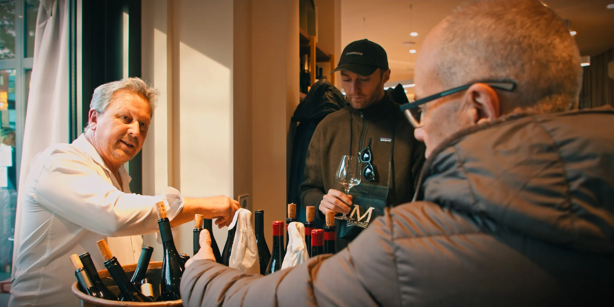 Produttore e partecipanti durante una degustazione