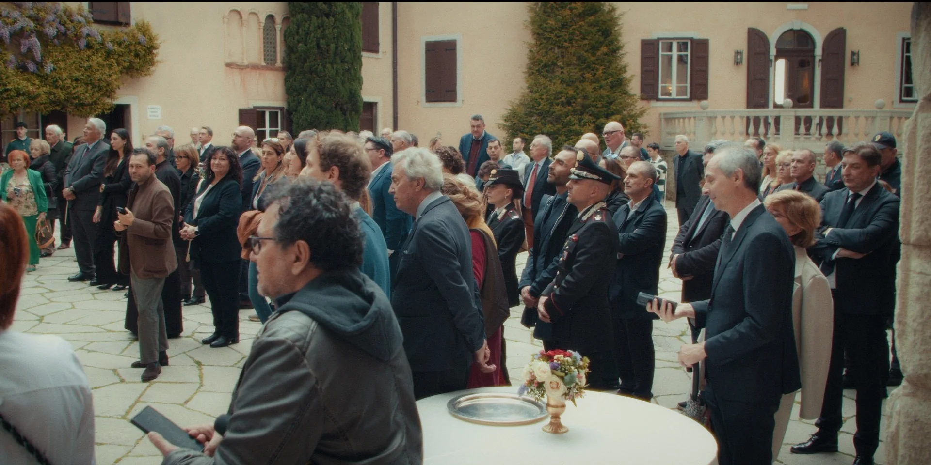 Pubblico riunito nel cortile del Castello di Duino