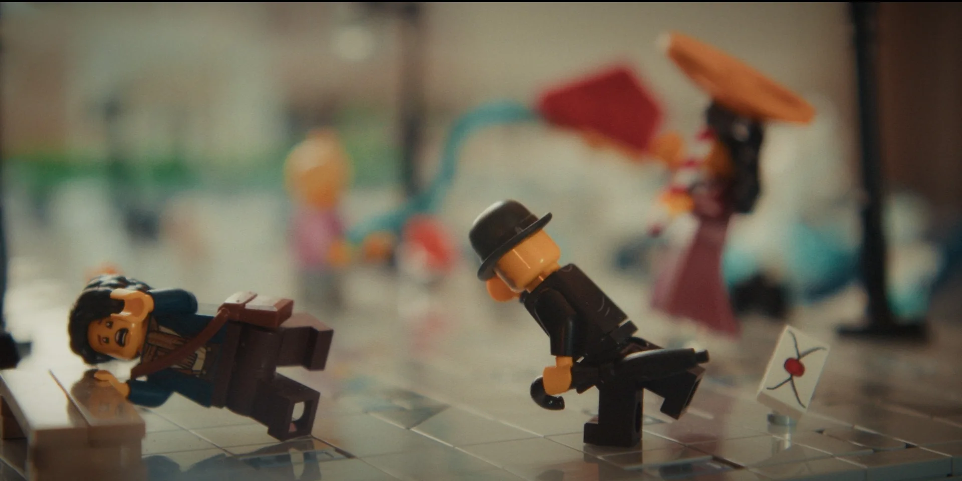 Scena con minifigure e dettagli delle installazioni Pezzi di Storia