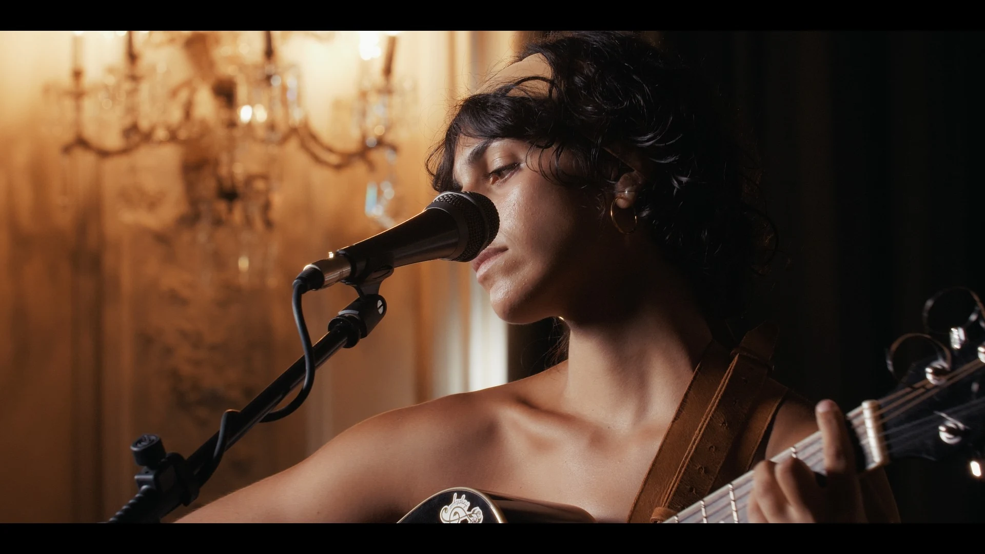 Profilo di Anjelique al microfono durante la cover live di Diamante