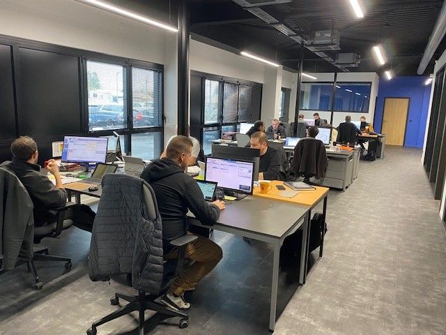 L’équipe au travail dans les bureaux BATIMEX