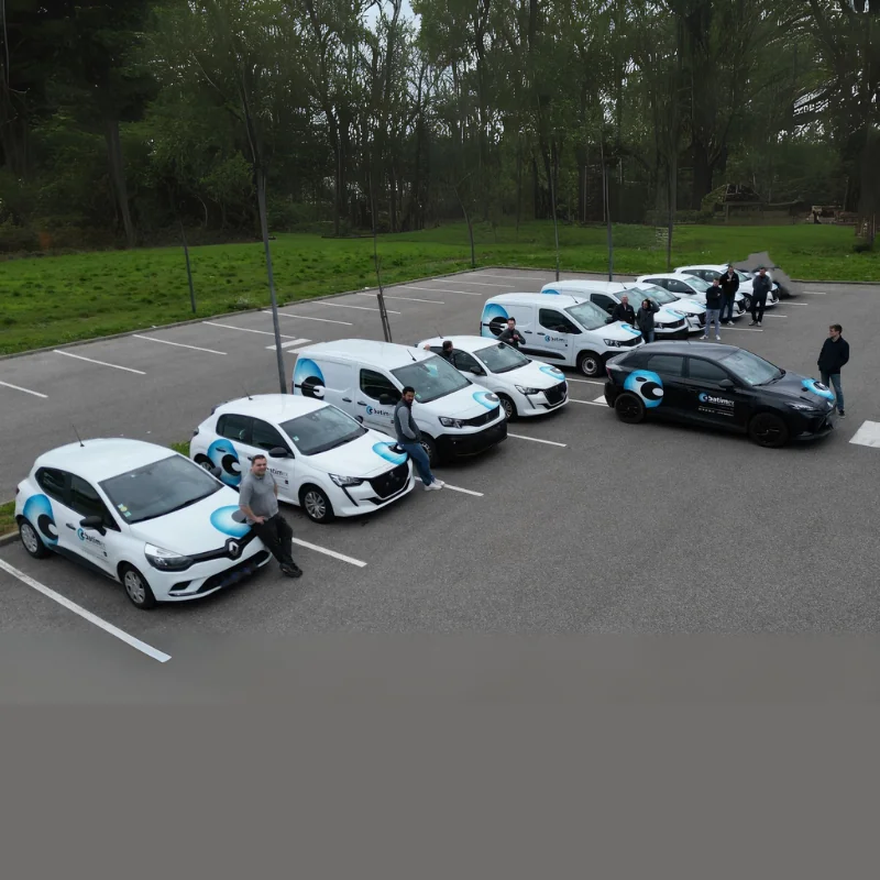 Véhicules BATIMEX réunis sur un parking