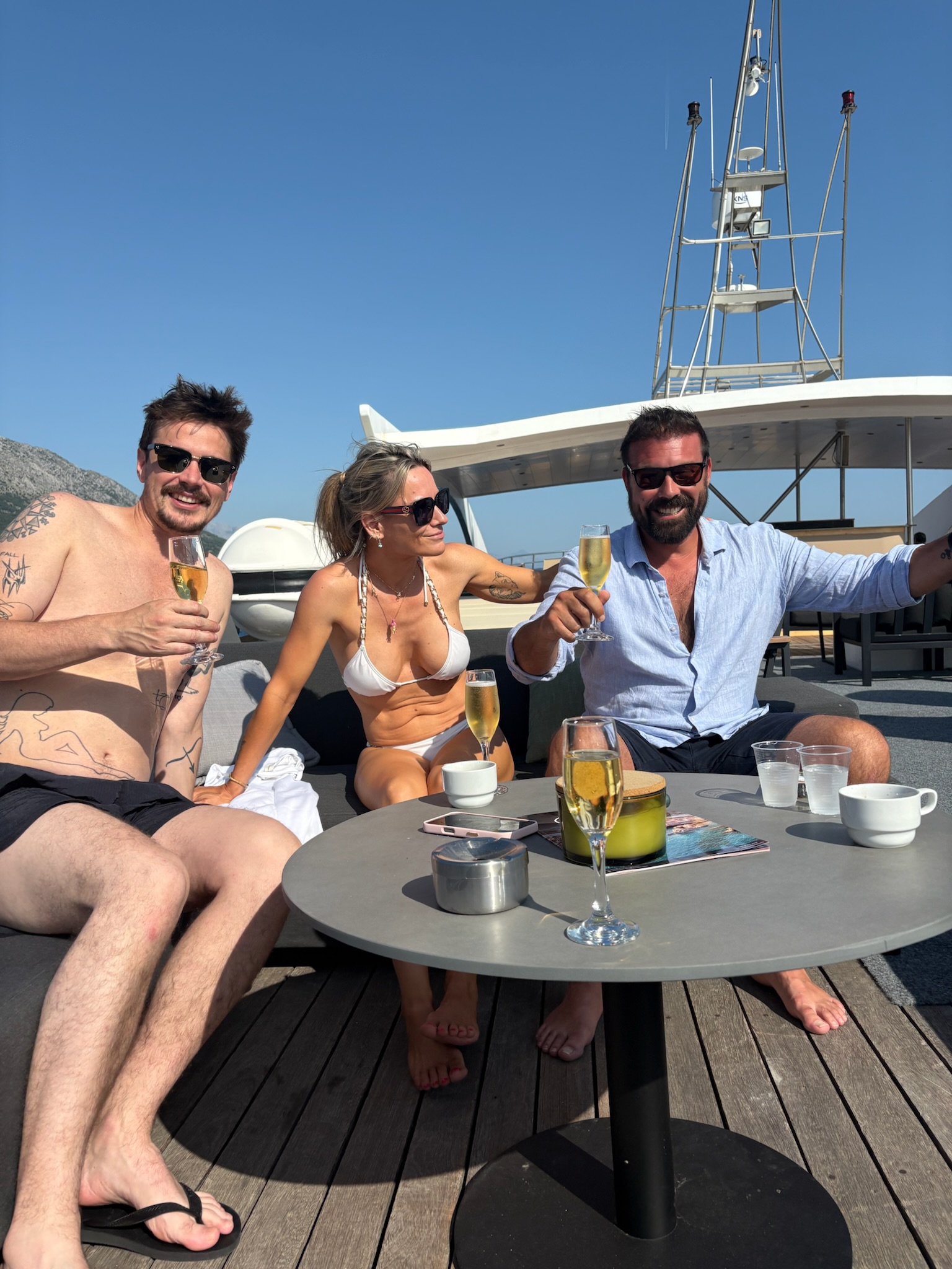 Viajeros comparten un brindis a bordo; fotografía original de Semana Dálmata