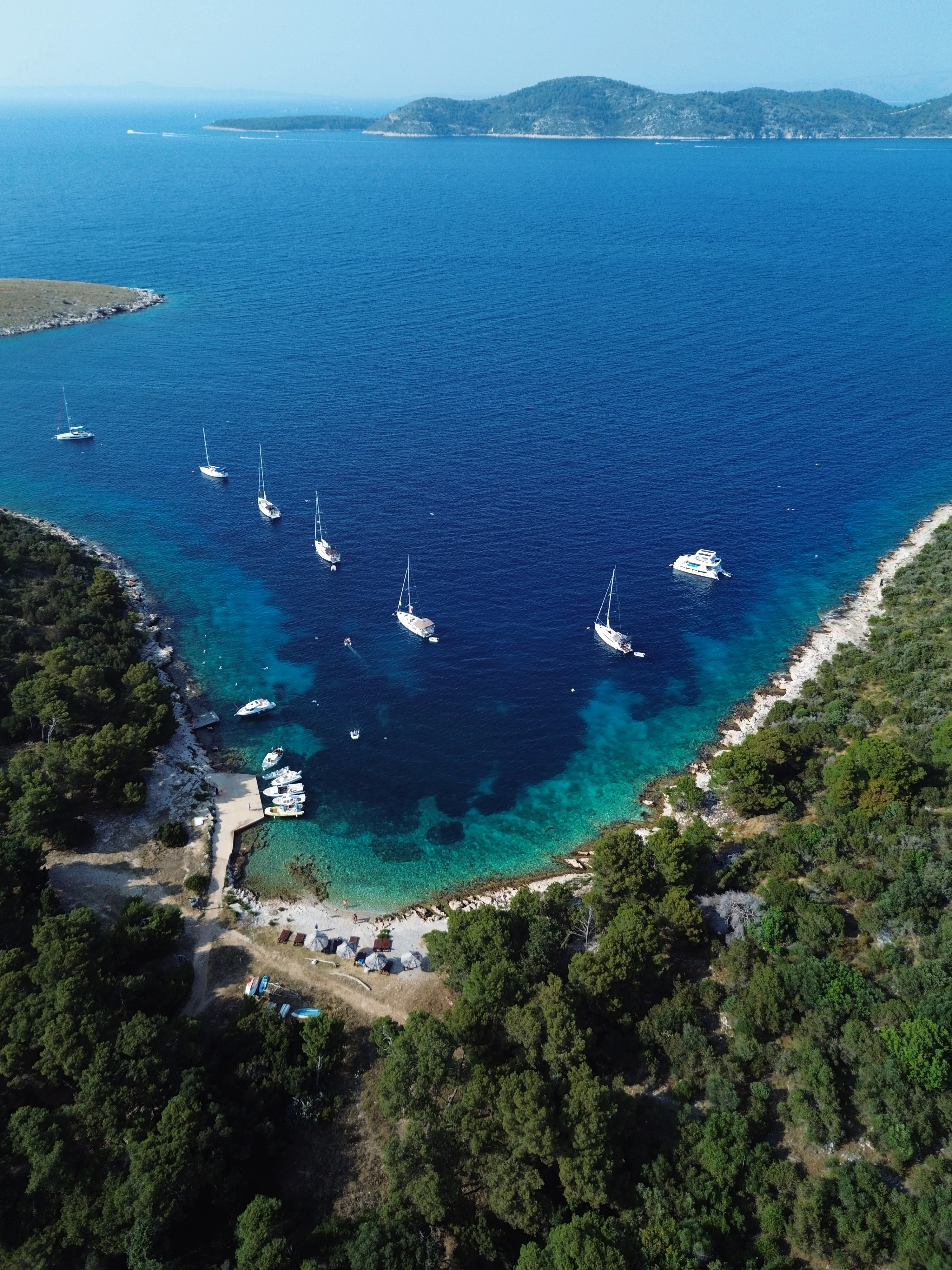 Bahía de Hvar, Croacia, con barcos fondeados en aguas turquesas