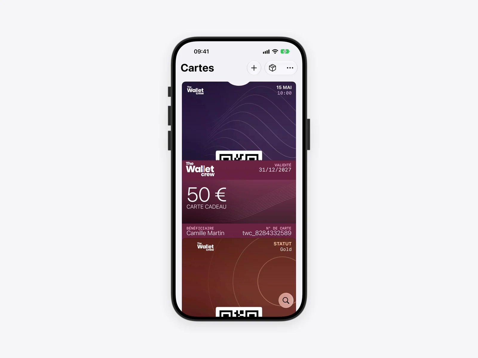 Plusieurs cartes Wallet empilées sur iPhone : billet, carte cadeau et carte de fidélité