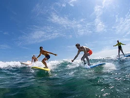 Personas practicando surf en el Pacífico cerca de Todos Santos