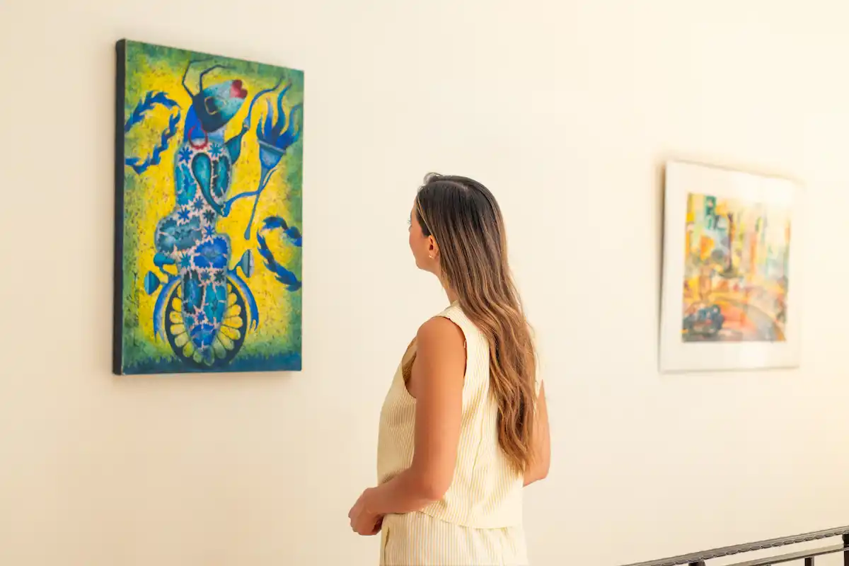 Visitante observando una obra en una galería de arte en Todos Santos