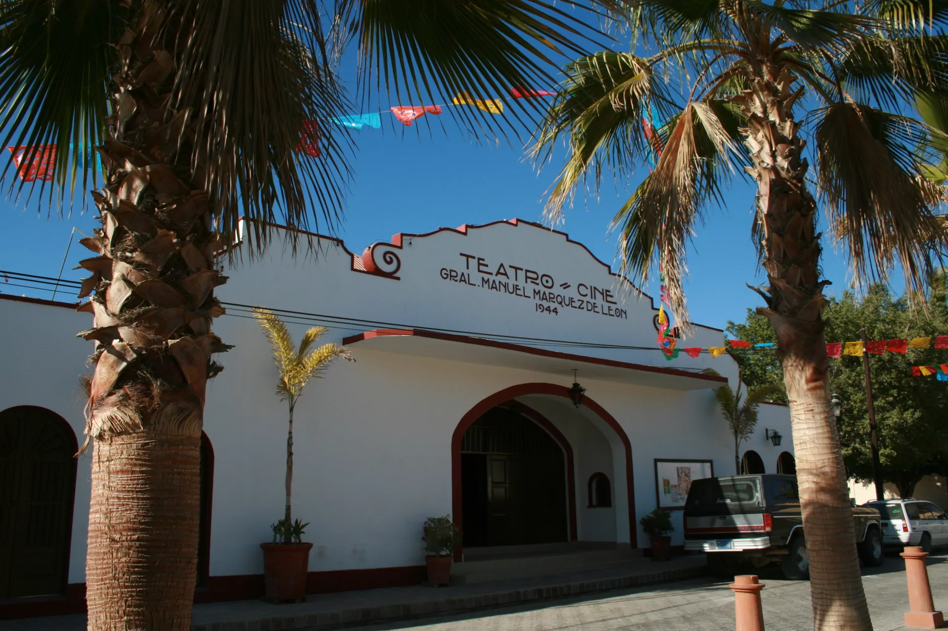 Fachada del Teatro Cine General Manuel Márquez de León en Todos Santos