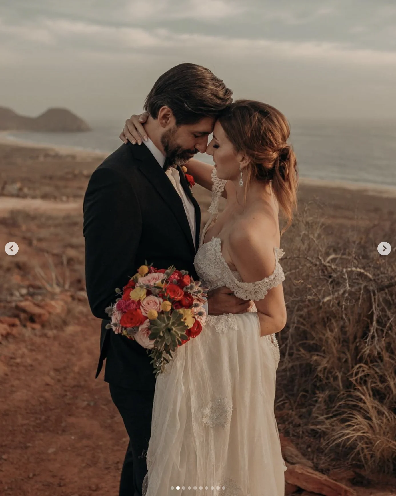 Wedding couple overlooking the Pacific in Todos Santos