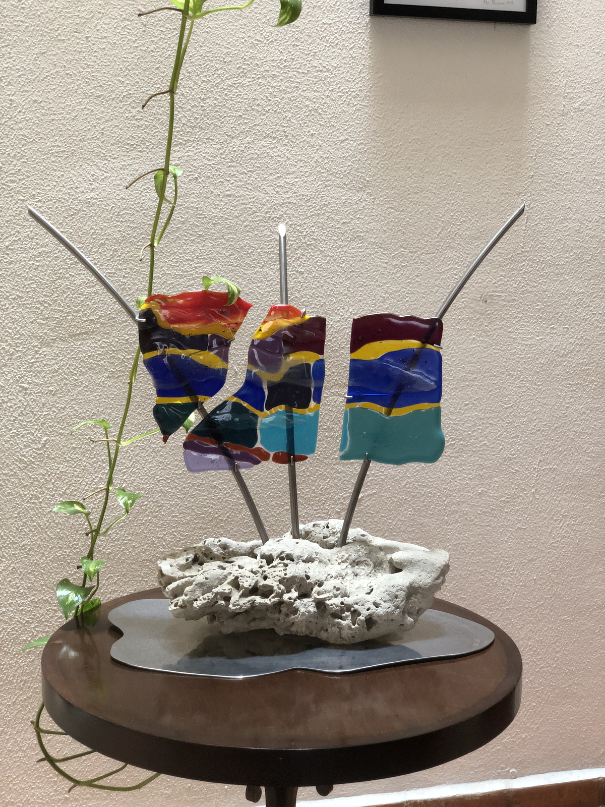 Pieza escultórica de vidrio de colores exhibida en Galería Guaycura