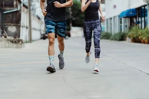 Detalle de las piernas de dos personas corriendo