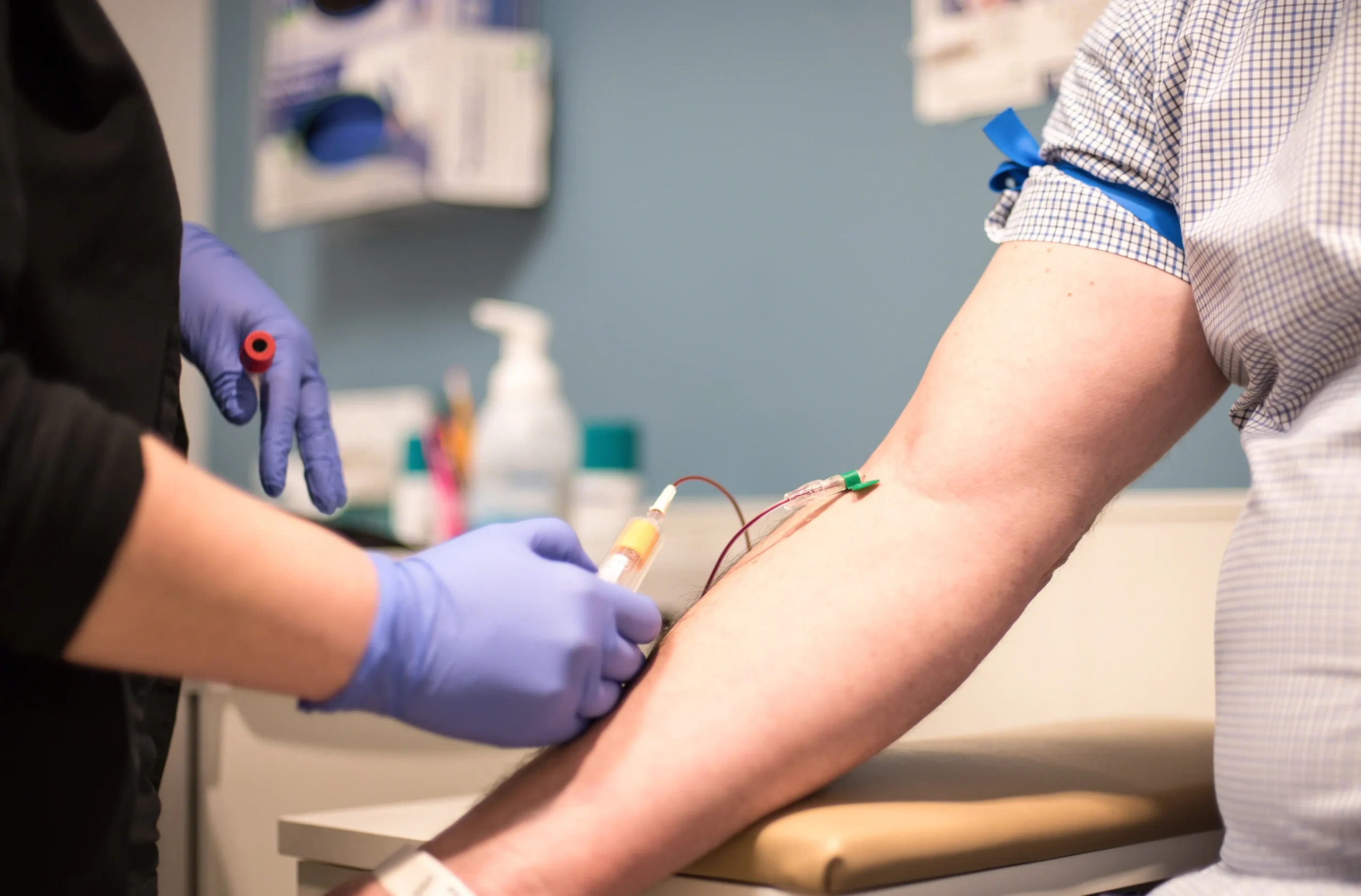 Blodprøve bliver taget i klinikken