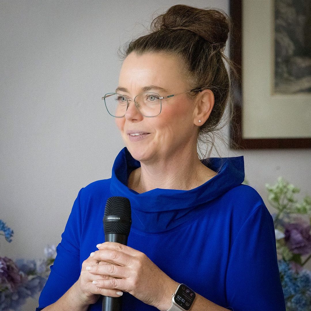 Kati Kreyser spricht mit dem Mikrofon in der Hand