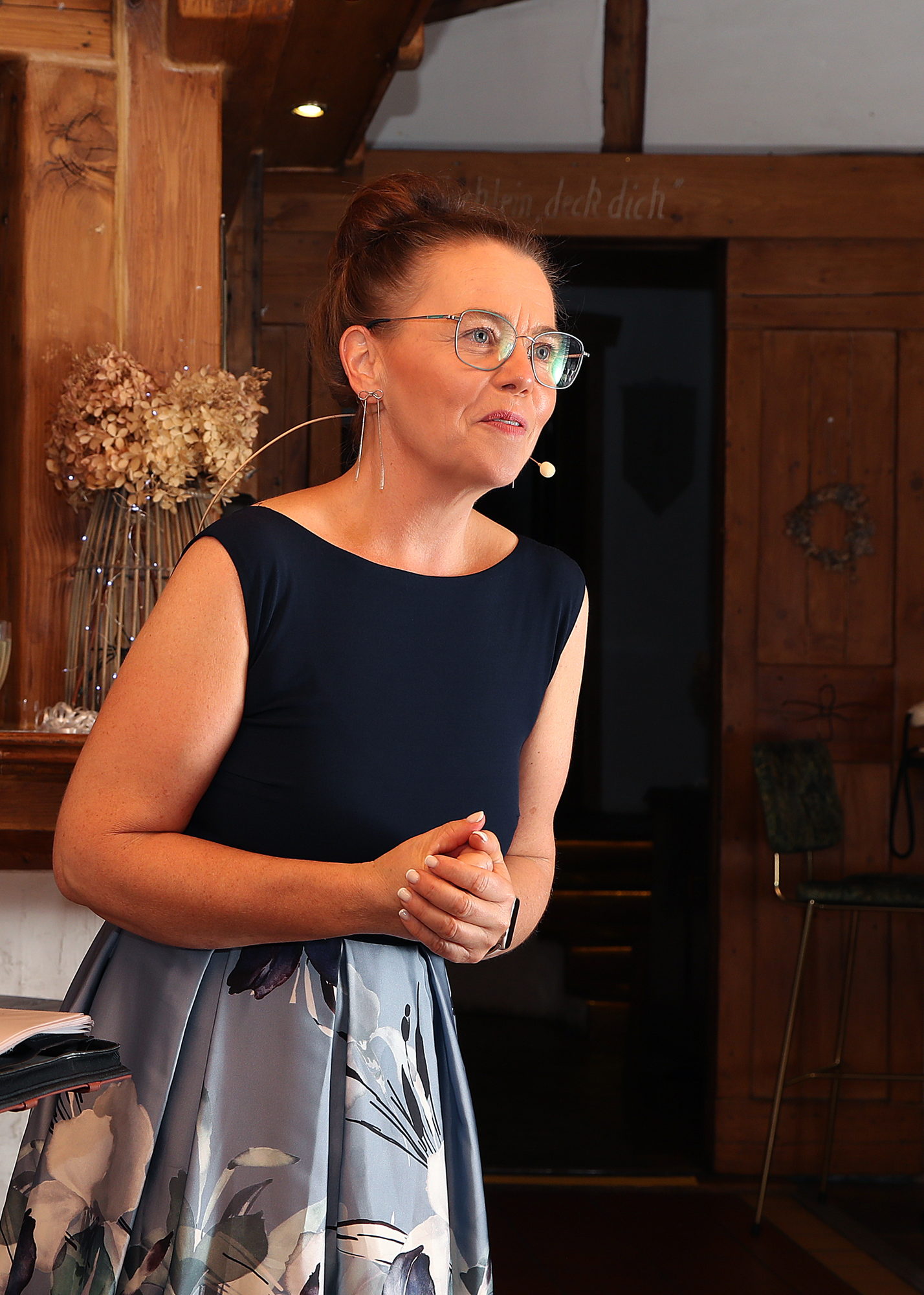 Kati Kreyser, Freie Rednerin (IHK), mit ruhigem und konzentriertem Ausdruck