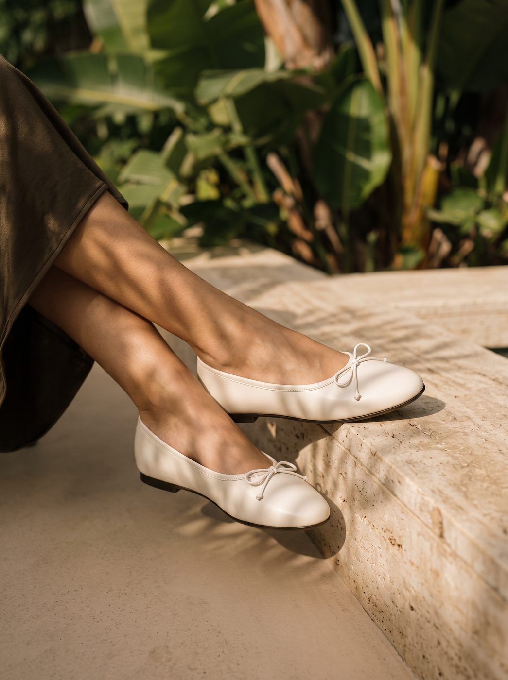 Campaña: bailarinas blancas sobre piedra al sol