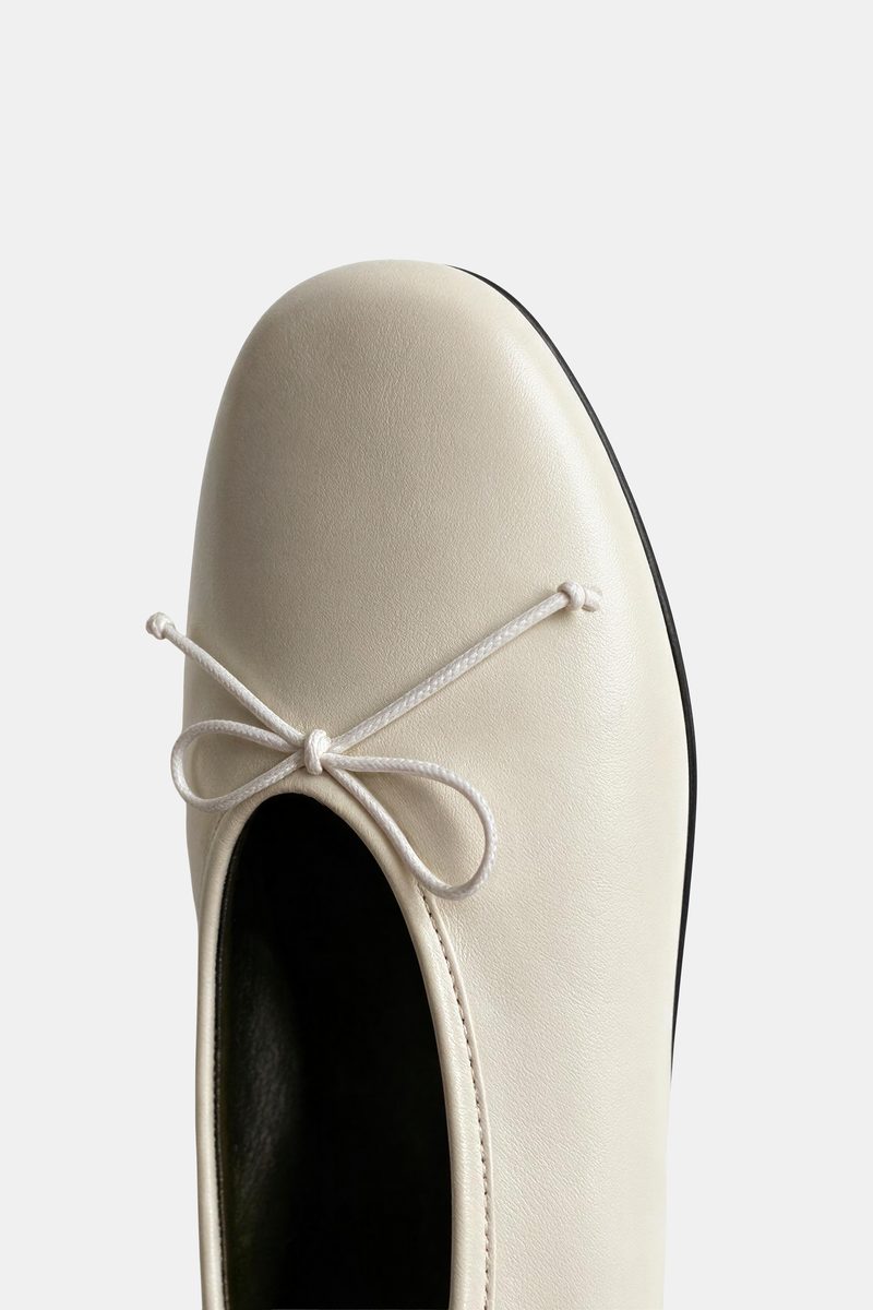 Detalle del lazo de la bailarina blanca