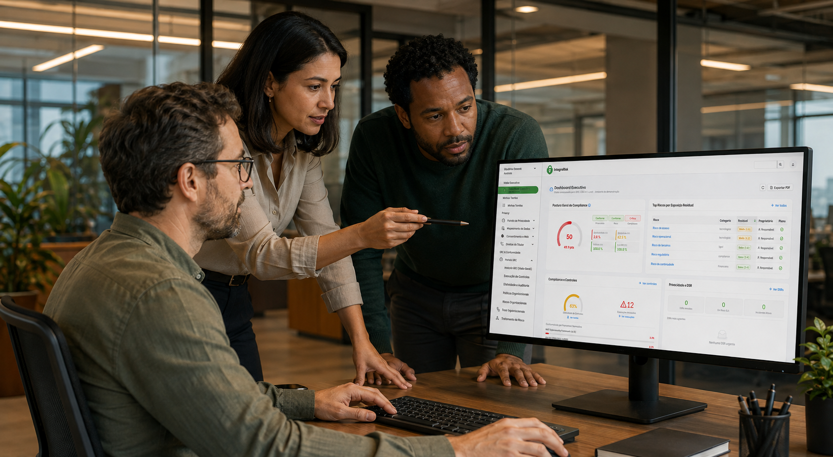 Equipe de profissionais analisando indicadores de riscos, compliance e privacidade no dashboard do IntegraRisk