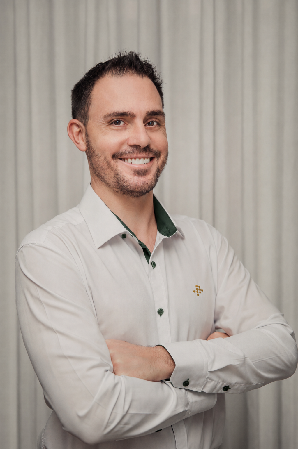 Alexander Benatti, consultor sênior da DataSenior, usando camisa com a identidade visual da empresa
