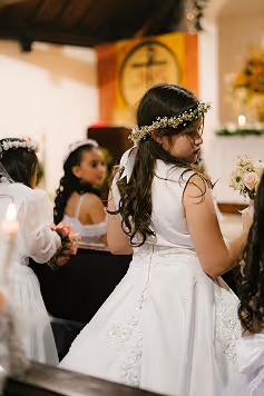 Invitación digital para bautizo con RSVP y gestión de invitados en app