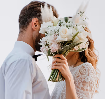 Pareja de boda con arreglo floral en ceremonia elegante