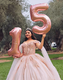 Quinceañera celebrando con globos número 15