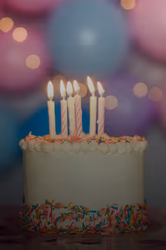 Pastel de cumpleaños con velas y decoración festiva