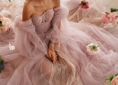 Quinceañera en sesión moderna para invitación digital de XV años