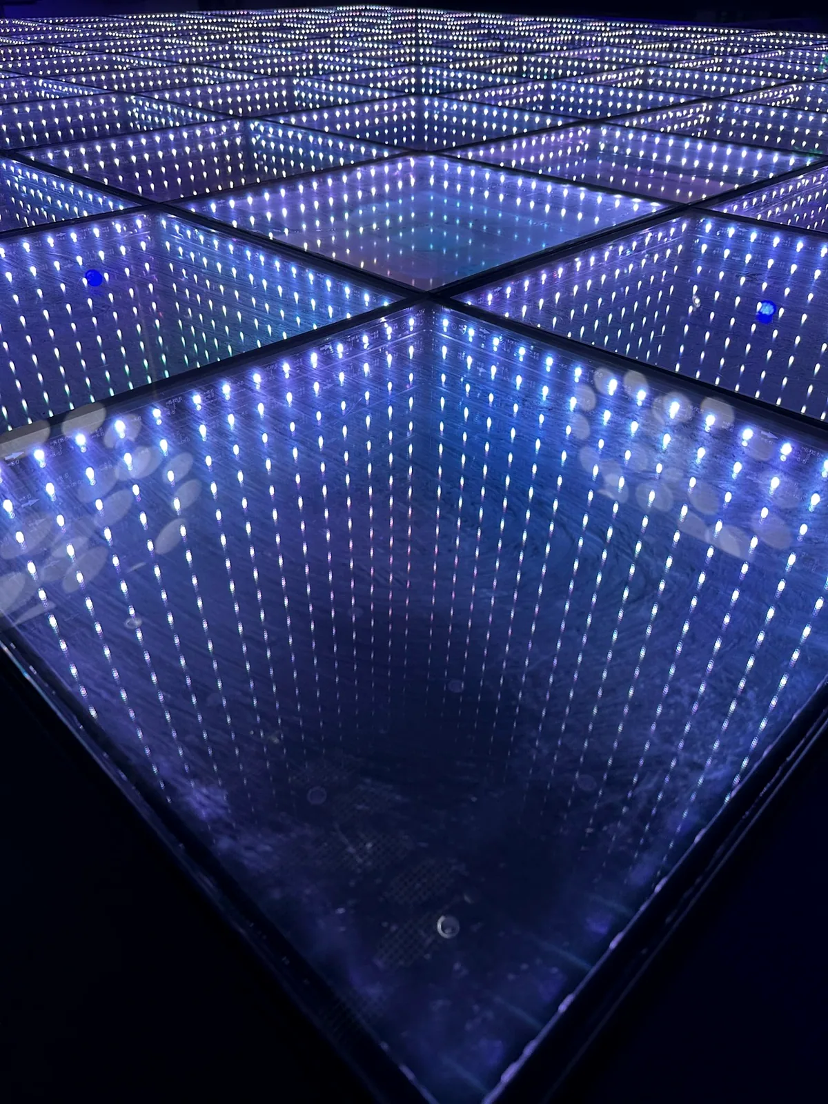 Detalle del acabado Infinity en azul con efecto de profundidad infinita