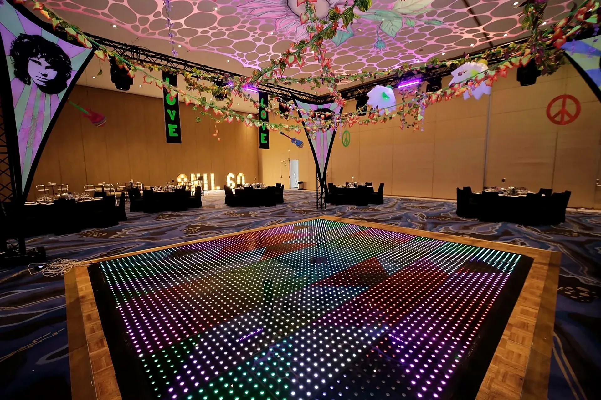Pista de baile LED encendida en un salón de eventos tematizado