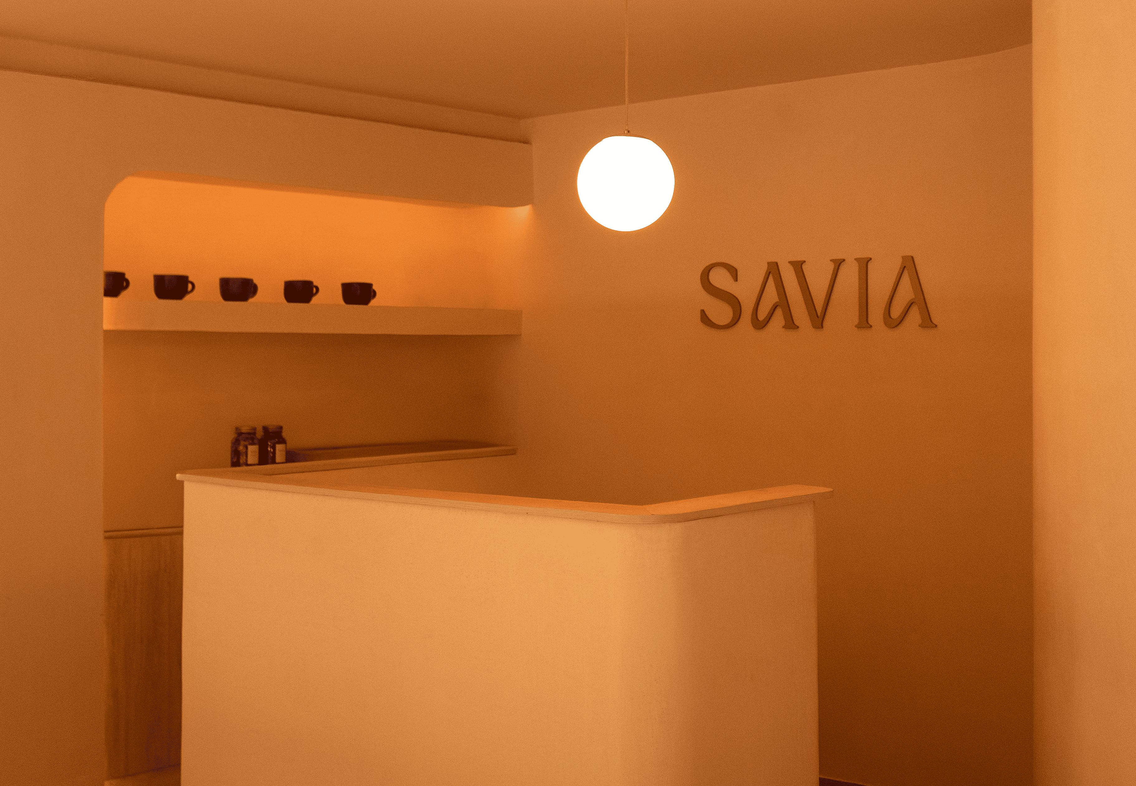 Recepción y letrero interior de Savia.