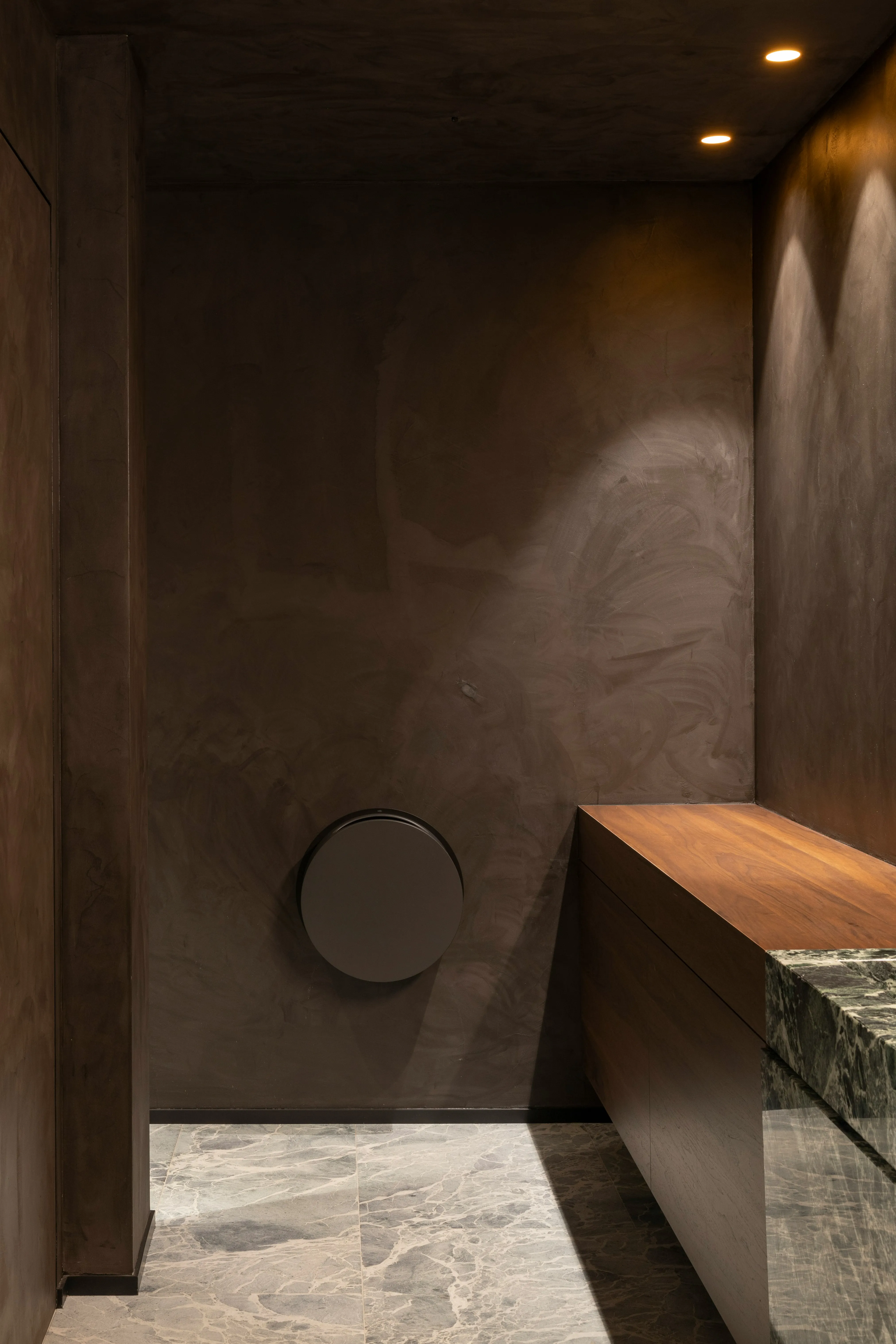 Minimalistischer Eingangsbereich mit Lehmwand und Holzsideboard