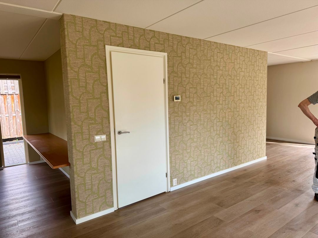 Na: dezelfde wand met ARTE-wandbekleding met art-deco-motief