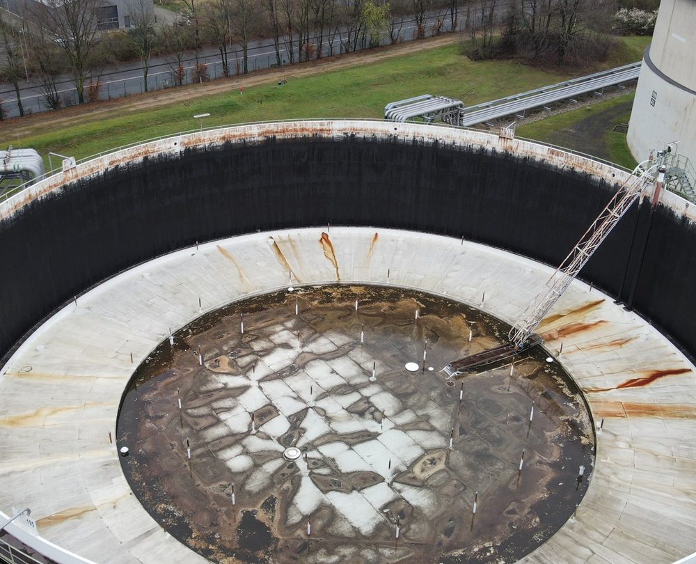 Aerial inspection frame of a floating-roof storage tank.