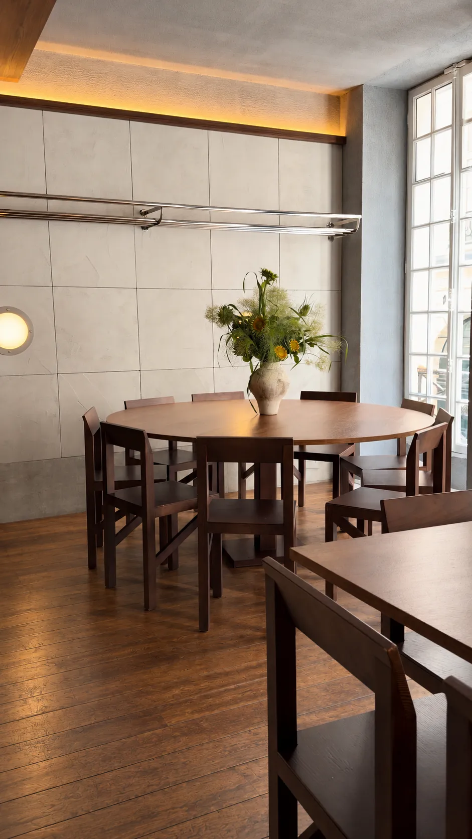 Table ronde et mobilier de l’étage du restaurant Orson