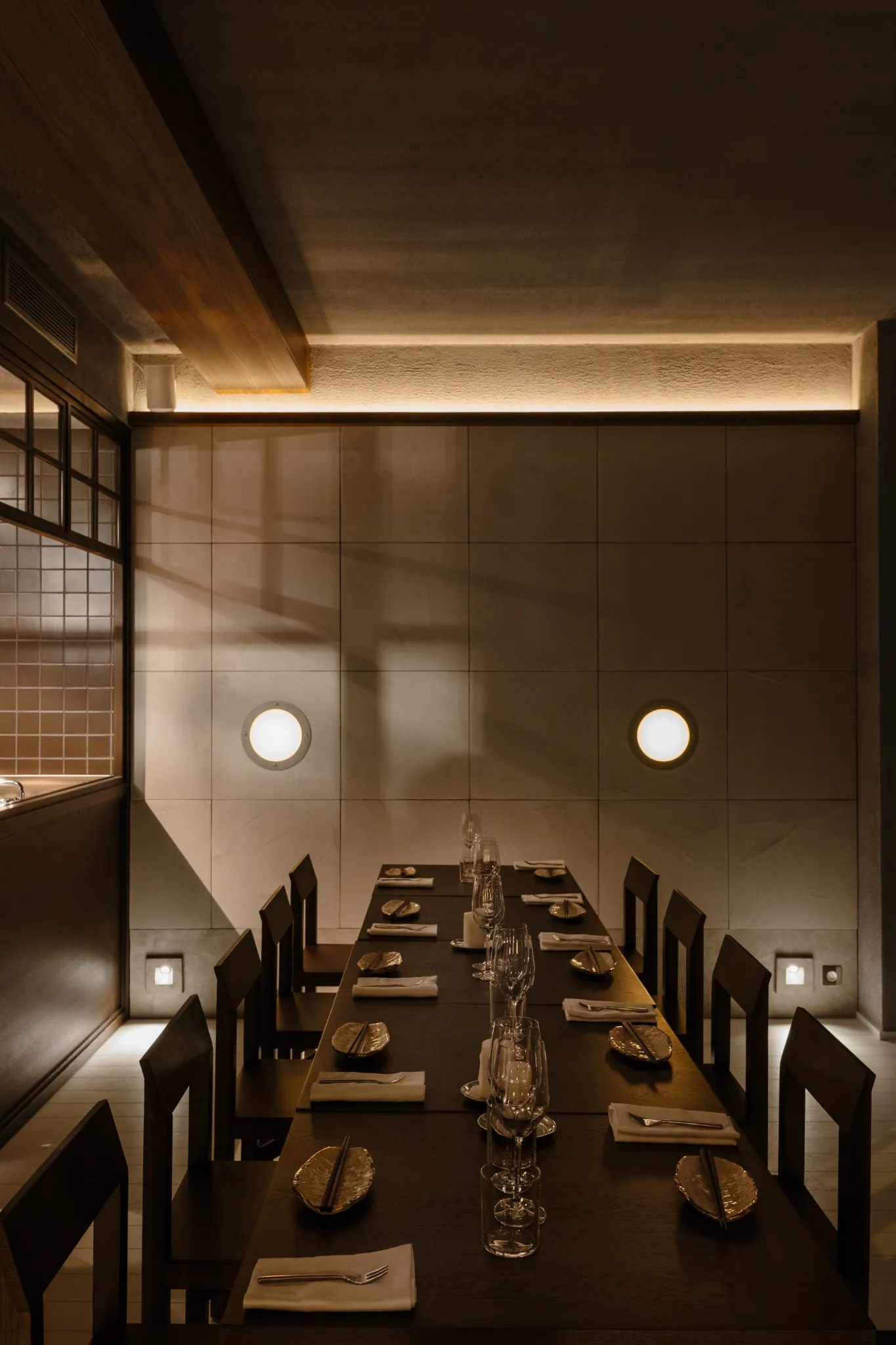 Table privative d’Orson dans la lumière tamisée de l’étage