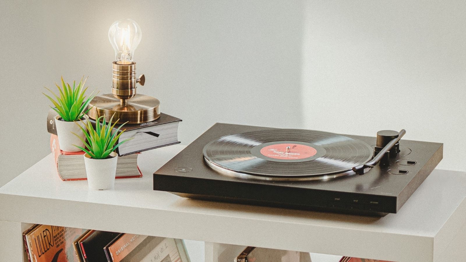 Hochwertiger Plattenspieler im Wohnzimmer mit Vinyl-Sammlung, warmes Tageslicht. Plattenspieler kaufen Guide 2026 von VinylRecordsLove