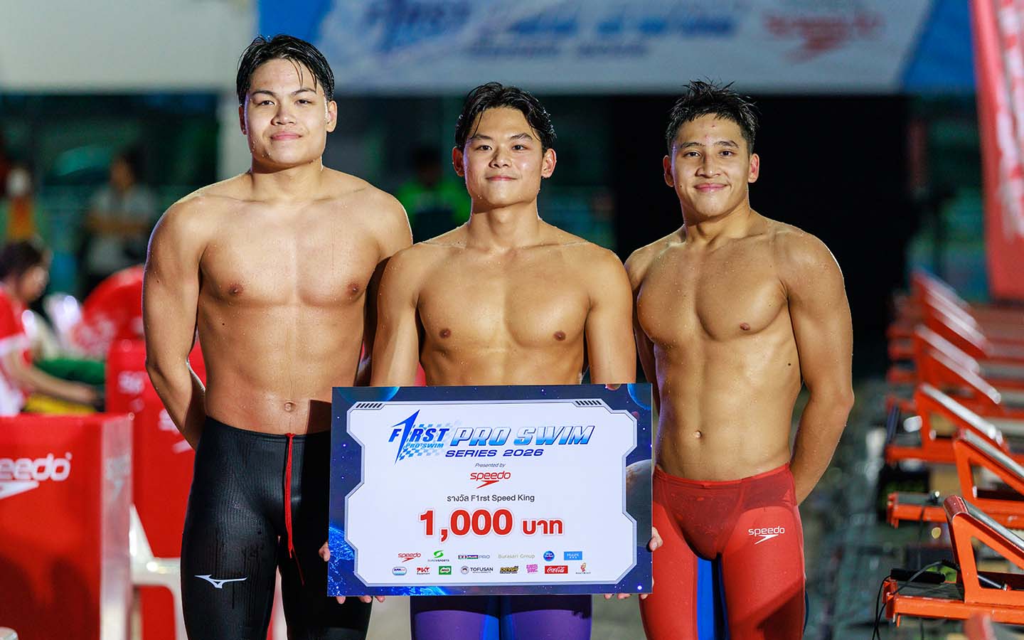 Rachasil Mahamongkol holding the F1rst Speed King 1,000 THB prize placard