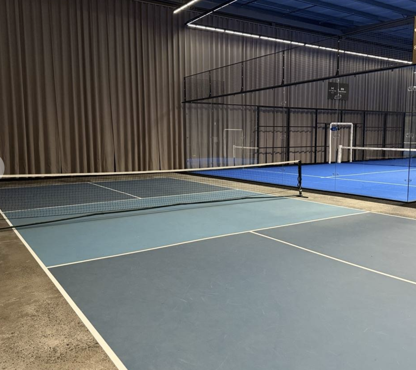 Construction d'un terrain de pickleball en résine avec lignes blanches, réalisation Sol Sportif