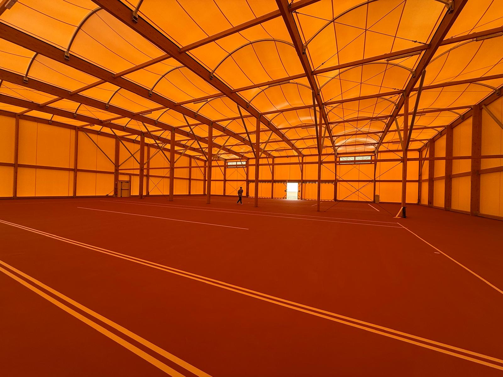 Courts de tennis en terre battue sous une couverture textile, réalisation Sol Sportif