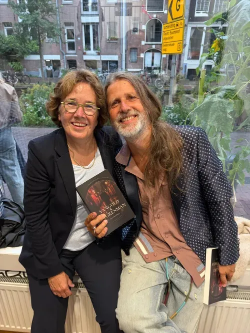 Slumanski en een bezoeker met de roman